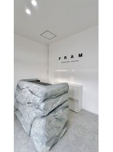 フラム 長野店(FRAM)/白を基調とした明るい受付