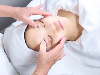 エマージュ(Emu age)の写真/驚きの変化☆肌トラブル改善はエステだけではダメ!高技術者のツボ押し&リンパマッサージで長続きする美肌に