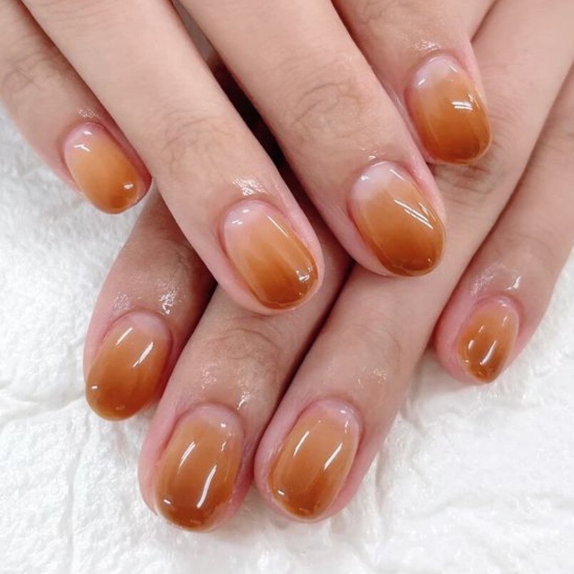 2025年-2026年冬トレンド】オレンジブラウンのネイルデザイン集｜人気