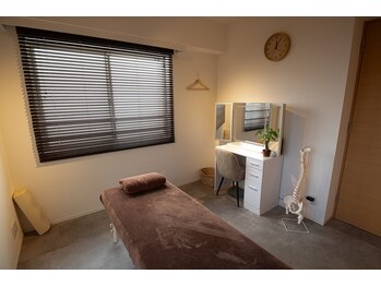 からだととのう ナチュラプレミアム アカサカ(Natura premier akasaka)の写真/1日3名限定。一箇所ずつ検査と矯正を繰り返しながら、全身を丁寧に整えます。担当は一人だけ。