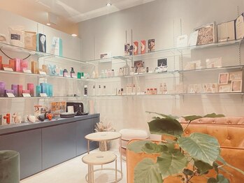 エールバイボヌール(Ere by Bonheur)/待合ブースには最新の美容商品♪