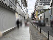 階段を上がって左手の『勝男』方面へまっすぐ進みます。