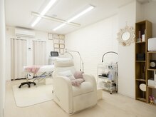 エステティックスタジオジャパン(ESTHETIC.S.Japan)の雰囲気（白をベースとした店内、心地よいお時間をお過ごしください♪）
