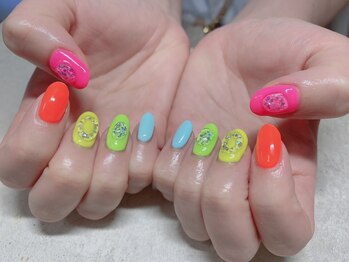 ラドール(La Dhole)/ネオンカラーの夏ネイル