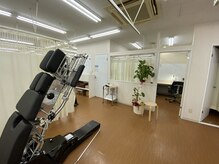 正確な骨盤矯正ができるベットなど、最新式の機材を完備！