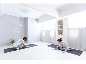 ナディヨガサロン(NADI YOGA SALON)/最大3名スタジオヨガレッスン