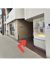 モアビューティー 紙屋町店/外観を右に進みます。