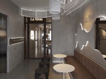 広々とした待合スペースがあり、ドリンクをご用意しております。