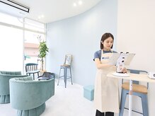 ウェルネスラウンジナギ(Wellness Lounge NAGI)/青を基調とした店内