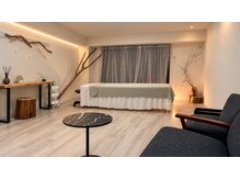 クルスカリダクション なんば店の雰囲気（ゆったりとした空間。間接照明のあかるさも心地良いです。）