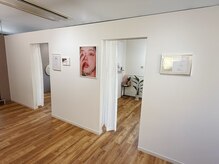 アイ＆アイブロウの広々とした個室2部屋完備♪