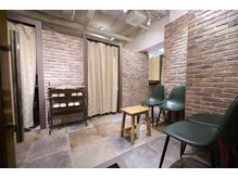 ビファイン鍼灸治療院 代々木上原院の雰囲気（地下　受付）