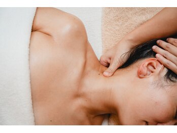グランシー(GRANDSEA)の写真/凝り固まった首肩をじっくり捉え、ふっと力が抜ける。深呼吸したくなる軽やかな身体へ。
