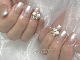 ビジュー盛りネイル