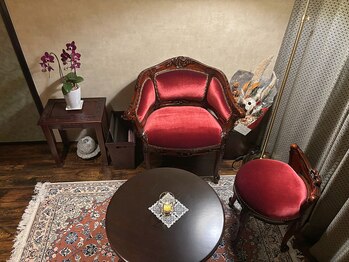 パンセリーノ(Panselinos)/非日常を感じるレトロな家具