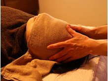 ★ヘッドマッサージ頭のツボを刺激しながら疲れをスッキリ