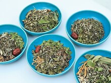 ウェルネスラウンジナギ(Wellness Lounge NAGI)/信楽焼の碧でフォトジェニックに