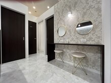 【施術後サービス】お化粧ができるパウダールームには、可愛い鏡とアメニティ完備！