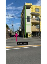 バイカラー(BY COLOR)/黄色の4階建ての建物が目印