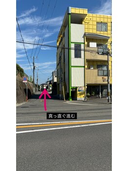 バイカラー(BY COLOR)/黄色の4階建ての建物が目印