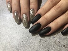 アリュメ 三重鈴鹿店(allum)/左右非対称ネイル