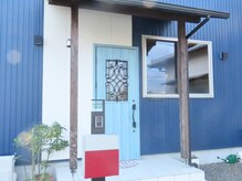 青い建物が目印です♪