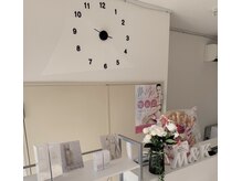 エム アンド ケー(M&K)の雰囲気（受付は入り口左側にございますM&Kのロゴが目立つカウンター）