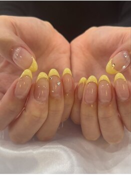 ロミー(Rommy)/イエローフレンチネイル