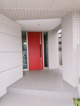 エルマノハナレ/赤い扉が目印です