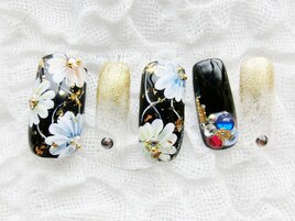 ブラック・ゴールドの花柄ネイル