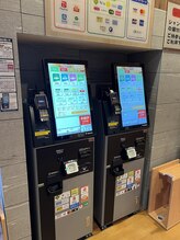 コソラ(KOSORA)/入り口横に券売機がございます。
