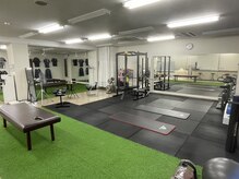 ブリッジ(Bridge)の雰囲気（トレーニングと、ストレッチは開放感のあるフロアで実施します）