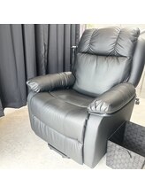 ゴリラアイブロウ 仙台店/黒基調の落ち着く空間で施術。