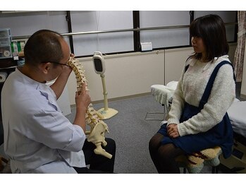 友カイロプラクティックセンター/説明風景