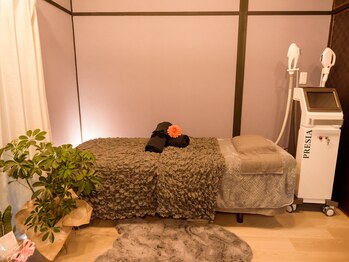 ロザリー(ROSALY)/施術ルーム紫の部屋