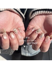 人気のぷっくりフラワーネイル