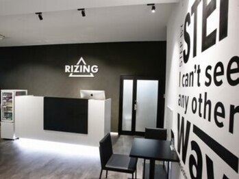 ライジング 塚口本店はなれ(RIZING)の写真/白と黒のスタイリッシュな内装でモチベーションも上がる♪駅チカで通いやすいパーソナルトレーニングジム☆