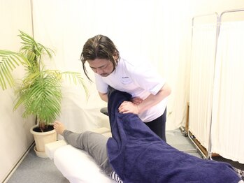 新橋石塚整骨院 新橋カイロプラクティック院の写真/《平日22時まで営業◎》仕事帰りも通える便利な整骨院♪デスクワーク疲れを改善し翌日のパフォーマンスUP☆