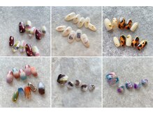 ナノネイルデザイン(nanonail design)の雰囲気（明るく清潔感溢れる店内には沢山のデザインが並んでいます。）