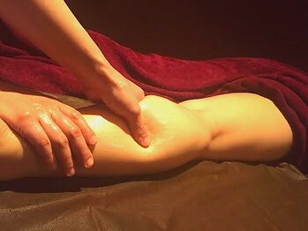 ヒーリングスペースマカプウ烏丸御池店(Healing space makapuu)の写真/《足の疲れ・むくみが気になる方に》全身ほぐし+脚オイルで老廃物の排出を促進します♪
