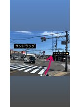 バイカラー(BY COLOR)/駐車場からお店までの道