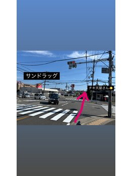 バイカラー(BY COLOR)/駐車場からお店までの道
