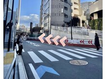 ハーブガレージ 渋谷店(HERB garage)/(4)横断歩道を渡りまっすぐ進む