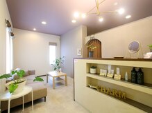 広い店内でウェイティングルームもあり。