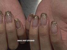 ネイルドットスタジオ 堺筋本町(NAIL DOT STUDIO)/ゴールドラメでグラデーション