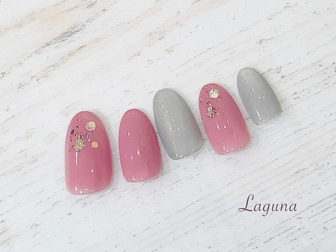 2025年秋トレンド】ビビットピンクのネイルデザイン集｜人気順