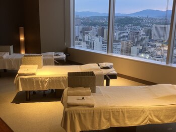 ムー おおいたシティスパてんくう店(MUU)の写真/大切な人と横並びで、極上の癒やしを共有。ガチガチの首肩を一緒にリセットして、心まで軽くなる休日を。