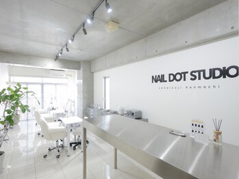 ネイルドットスタジオ 堺筋本町(NAIL DOT STUDIO)の写真/通うのが毎月楽しみになる居心地の良いお洒落な店内♪駅チカでお仕事帰りにも通いやすい◎