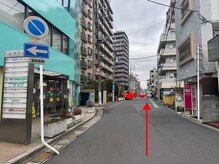 左折してすぐ隣にあるマンション1Fの路面店が当店でございます。