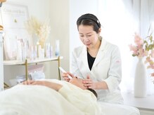 コトハ(cottha)の雰囲気（低周波シミケア施術の様子）